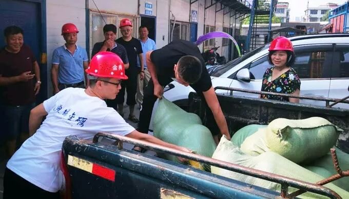 炎炎夏日送清涼，滴滴關懷暖人心